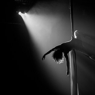 19. 9. 17:00 Ivana Kolcunová: ObnaŽENA - festivalová verze
